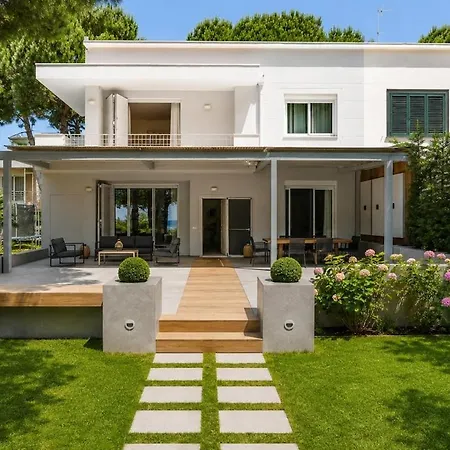Beachfront Paradise Private Pool & Garden *